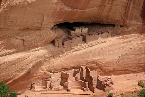 White House Ruins at Canyon de Chelly, Arizona. Ruins of Indian villages built between AD 350 and 1300 can be found at the base of the sheer red cliffs and in canyon wall caves.