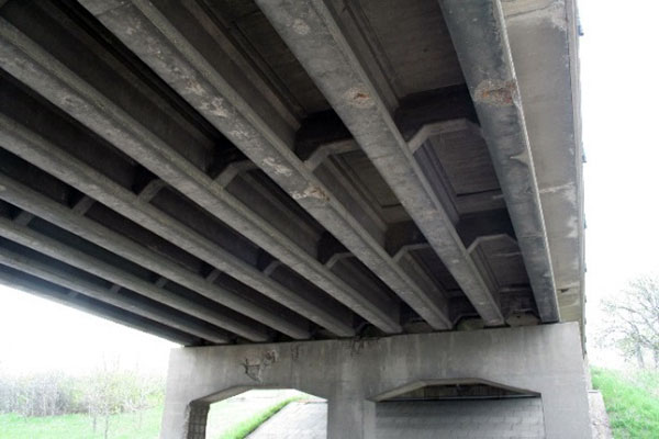 Prestressed-concrete I-beams have high tensile wires embedded in the bottom of the beam that transfers loading to the concrete (HAER MN-121).  (Image courtesy of Mead & Hunt, Inc.)