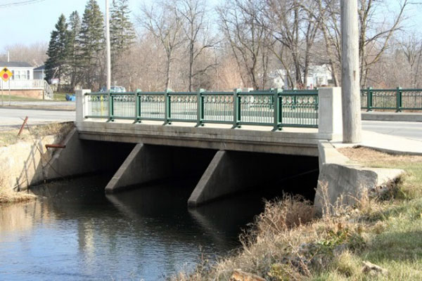 The addition of an aesthetic railing to a concrete box culvert was unusual during the postwar period (HAER MN-125).  (Image courtesy of Mead & Hunt, Inc.)